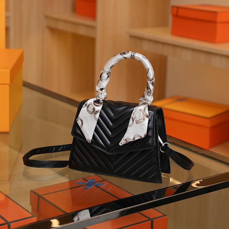 

Простая повседневная наплечная сумка кроссбоди для поездок на работу, летний новый тренд 2024, нишевый дизайн, модная маленькая квадратная сумка чёрный