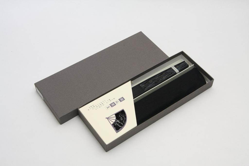 Kyoto kariert schwarz Kyoto Handwerker handgefertigt Fächerbeutel Geschenkbox enthalten [Hasegawa] Fächer, Muster, Chojugiga, gefärbt, Fächer, enthalten,