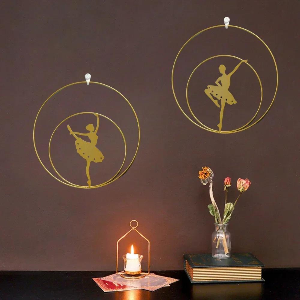 Wanddekoration Wohnzimmer im nordischen Stil, leichter Luxus, die Hintergrundwand ist mit Eisenbildern für die Zimmerkopfwand dekoriert