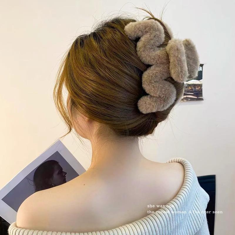 Autumn/Winter 2025 Plush Wave Claw Clip: Luxury Large Fluffy Hair Accessory for Women