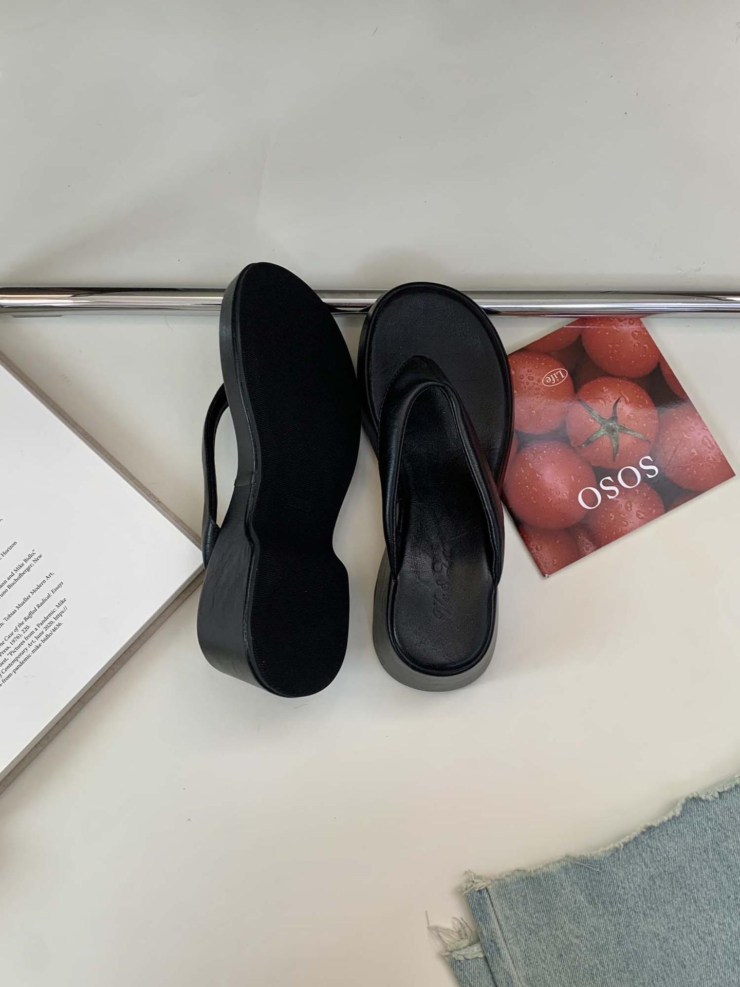 

2025 summer new thick-bottomed slope heel pinch foot flip-flops Internet celebrity super fire not tired feet cool slippers women 39 чёрный