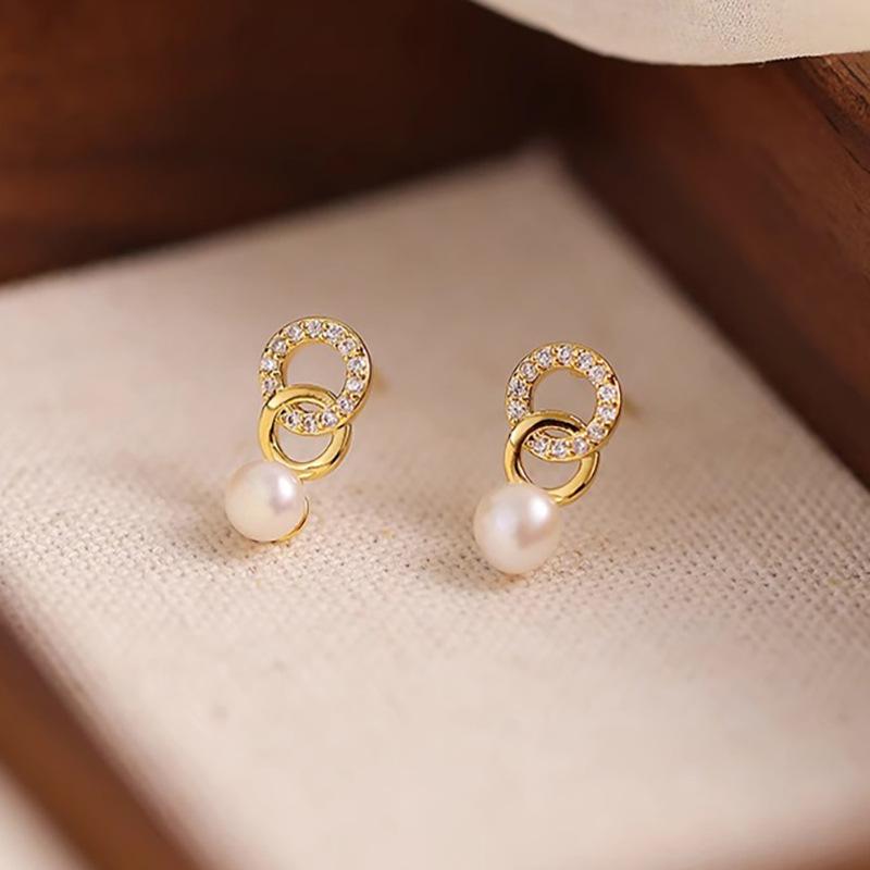 

Fashion Double Circle Pearl Earrings for Women Small Light Luxury Interlocking Hoop Design