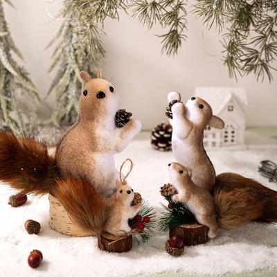 Ornament Realist din Spumă în Formă de Veveriță Agățat Decor Pom de Crăciun Figurine Animale de Pădure cu Coadă din Blană Falsă Con de Pin Decor pentru Casă