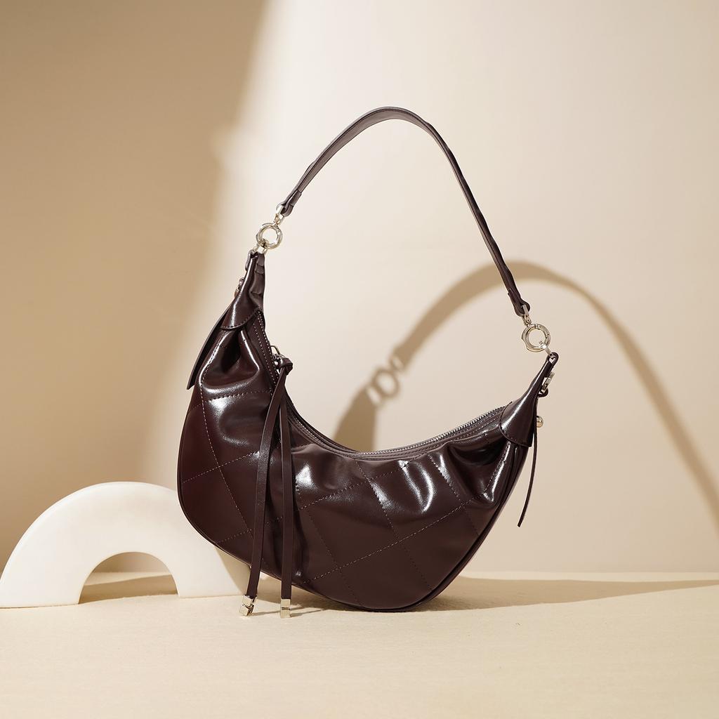 New Niche Design Simple Fashion Versatile Messenger Bag High Sense Women's Leather Underarm Bag Moon Tooth Bag