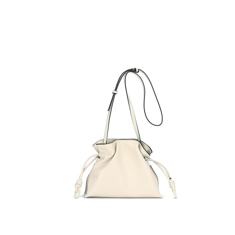 

Small Lucky Bag for Women with Leather, A Bucket Bag That Can Be Carried Diagonally On One Shoulder, and A Drawstring Bag with Leather белый
