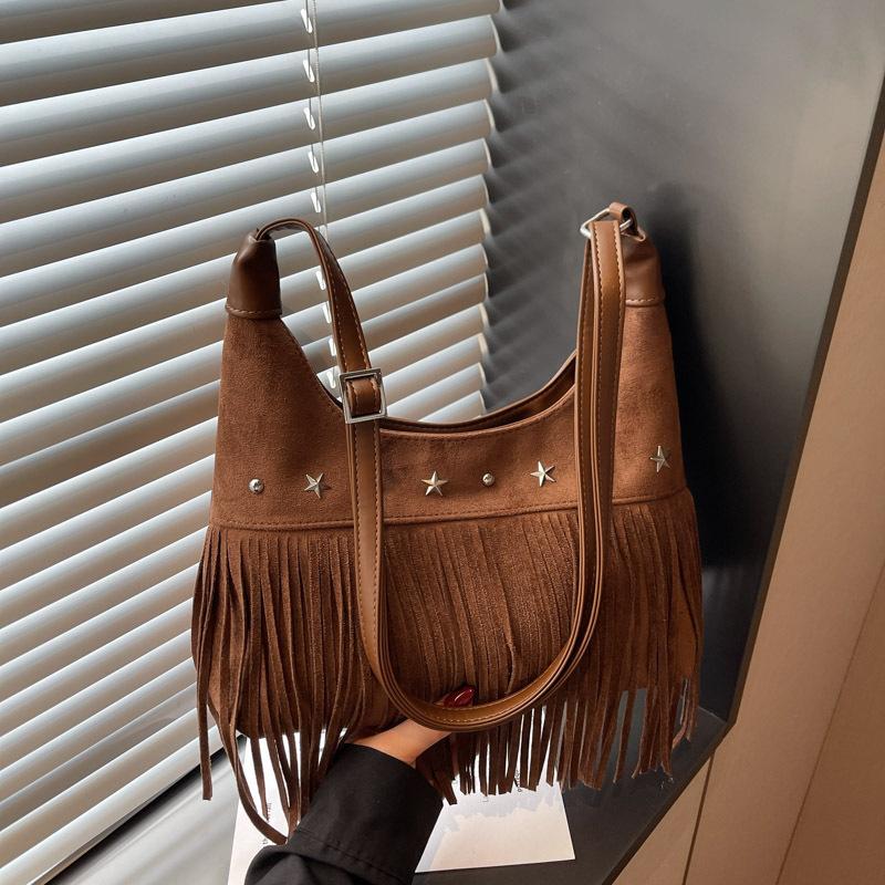 

Ретро Матовая Замшевая Сумка с Кисточкой на Одно Плечо Женская Осенне-Зимняя Винтажная с Заклепками и Молнией Большой Вместимости Универсальные Сумки Кроссбоди коричневый