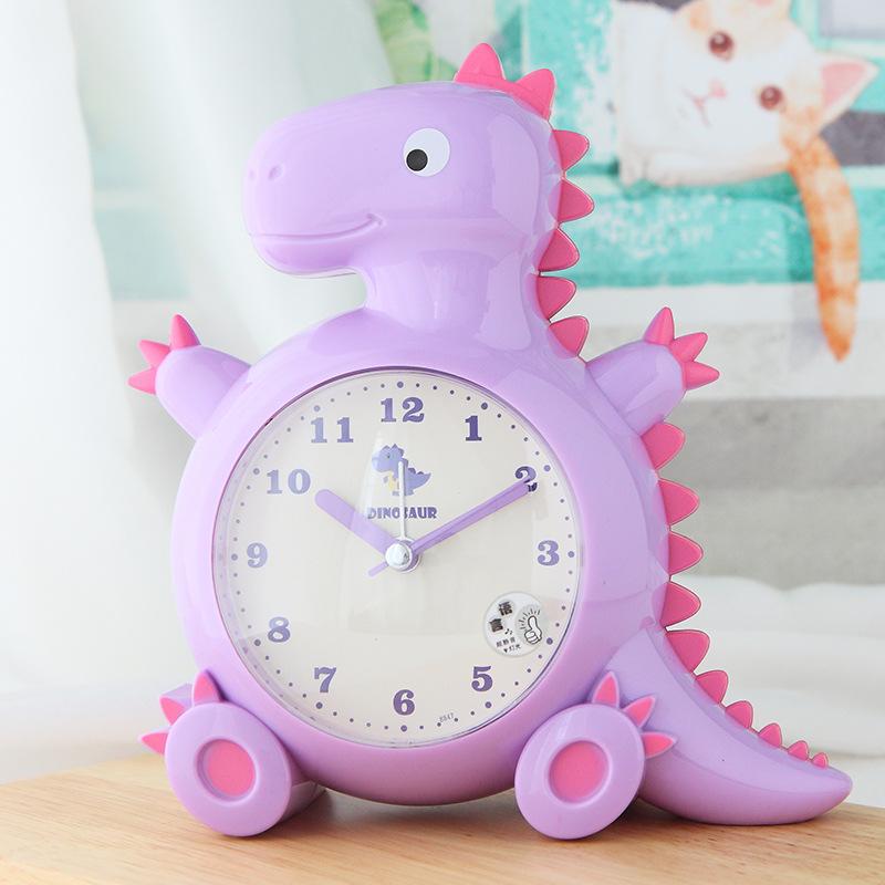 

Мультяшный ребенок-ученик, использующий мальчика и девочку для бесшумного сканирования секунд с ночником и спящим будильником у кровати в кабинете