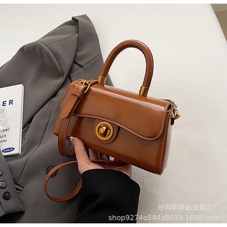 

New popular portable small square bag autumn and winter retro versatile messenger bag 2025 trendy fashion versatile shoulder bag women
