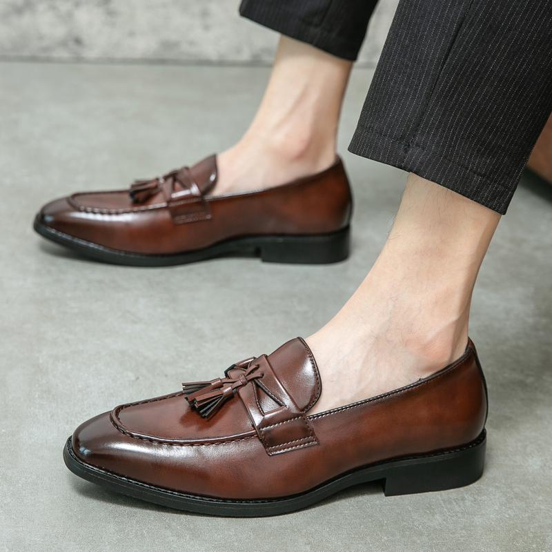 Fashion New Luxury Designer Unique Tassels Slip On Driving Shoes For Men Casual Loafers Business Formal Dress Footwear Zapatos Hombre