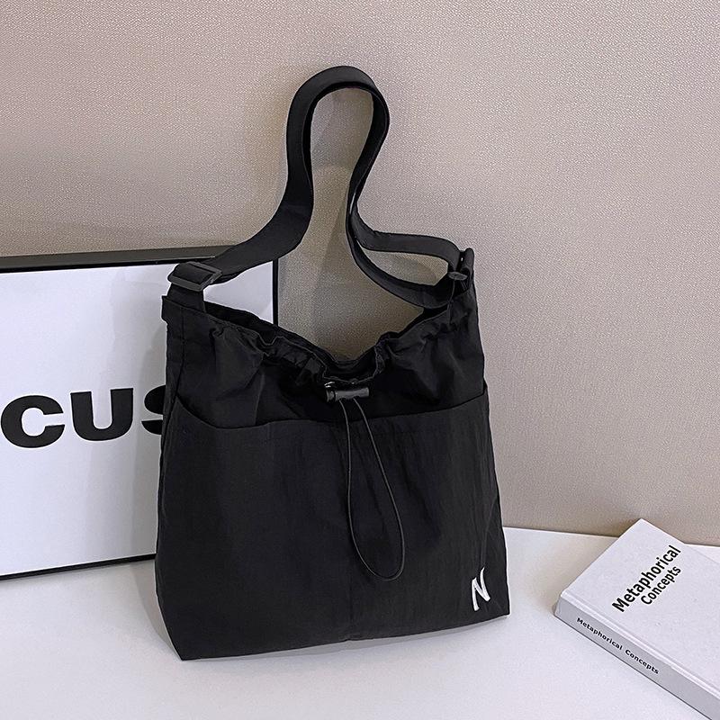 

Вместительная сумка-ведро на кулиске женская 2025 новая повседневная сумка-мессенджер уличная наплечная сумка one size fits all чёрный