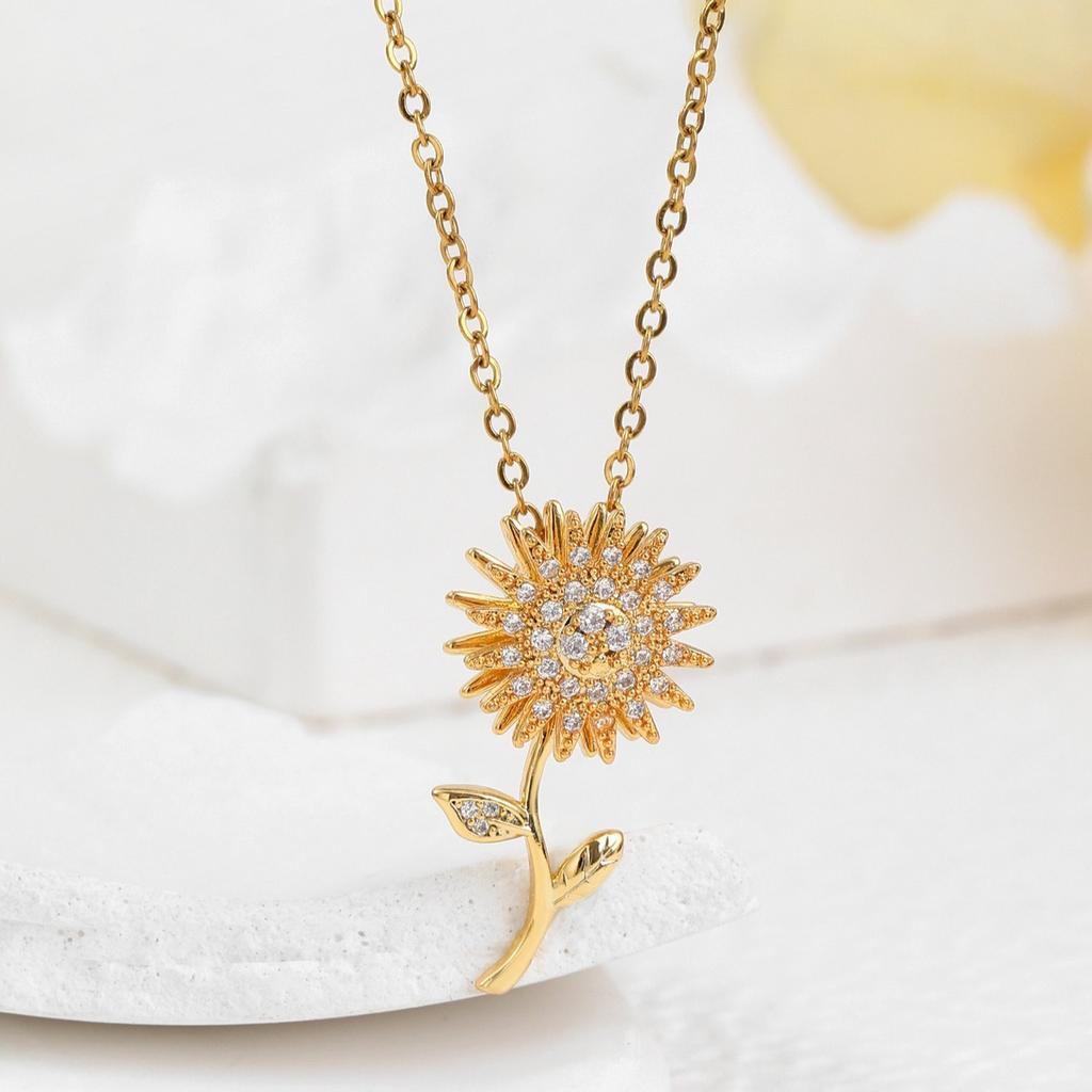 Plated Ins Style Flower Pendant Necklace Temperament Light Luxury Niche Design Sense.
