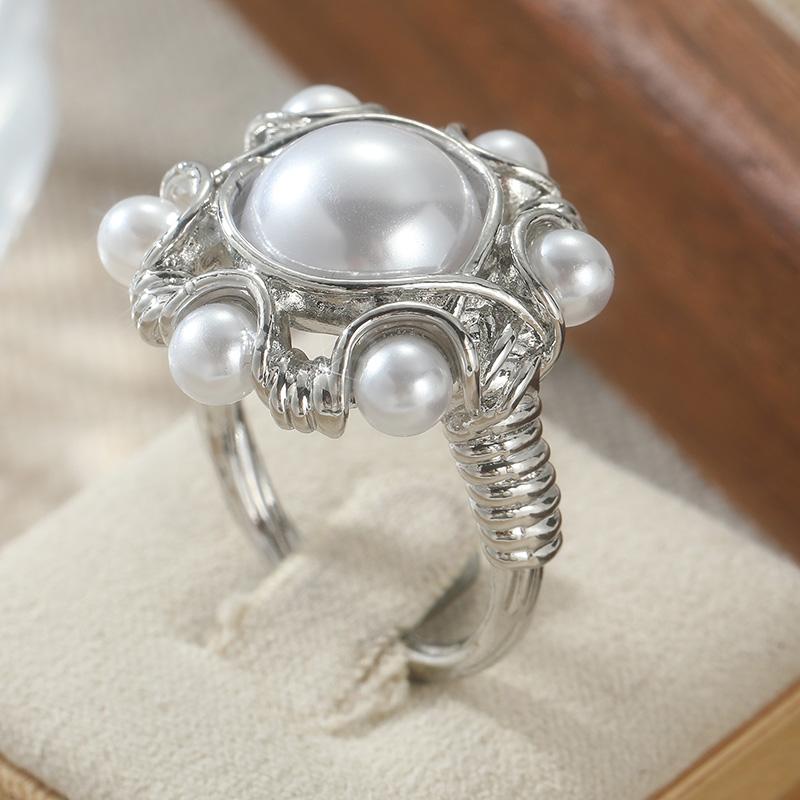 Elegant Luxurious Imitation Pearl Floral Shaped Silvery Ring for Women Fashion Charm Daily Banquet Versatile Jewelry Accessories