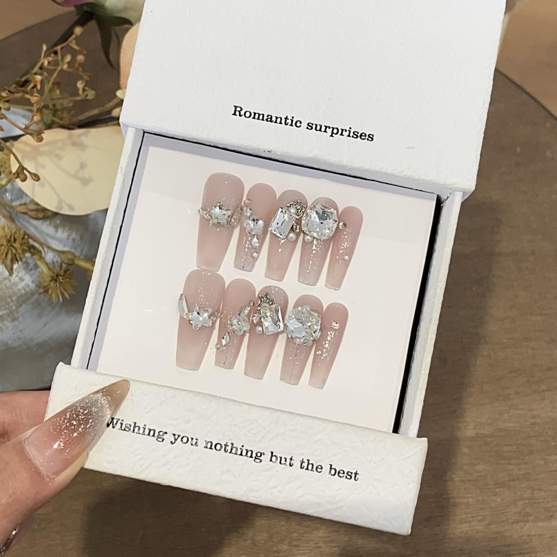 

Атмосфера лунного света ощущается серебристой, разбитой и тонкой, сверкающий свежий маленький бриллиант, летняя фантазия, нашивка L