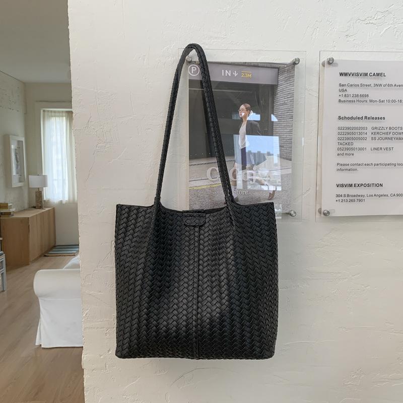 Simple and Large-capacity Woven Shoulder Bag Women's 2025 Autumn and Winter Niche Soft Leather Versatile Commuter Underarm Mother Bag