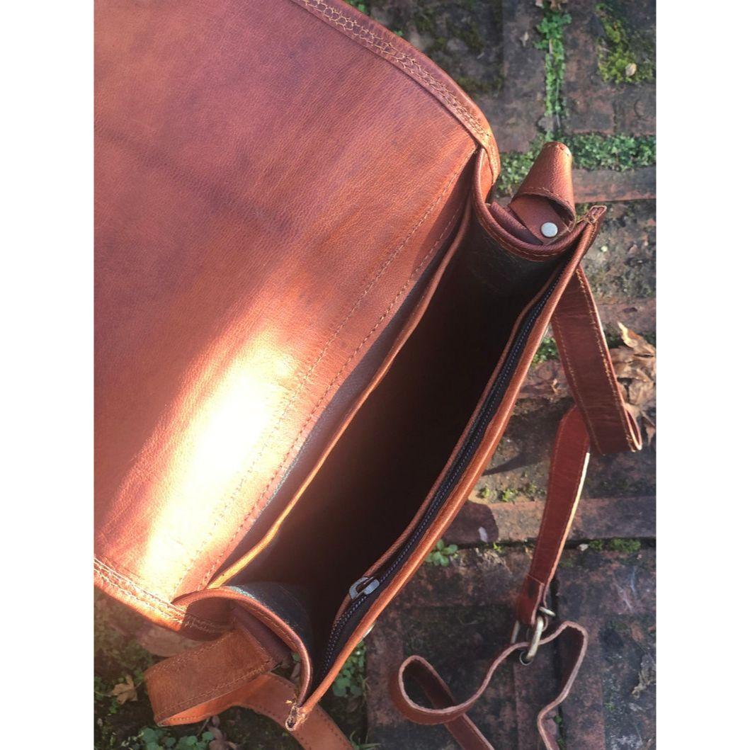 Коричневая кожаная сумка-мессенджер — фото 8