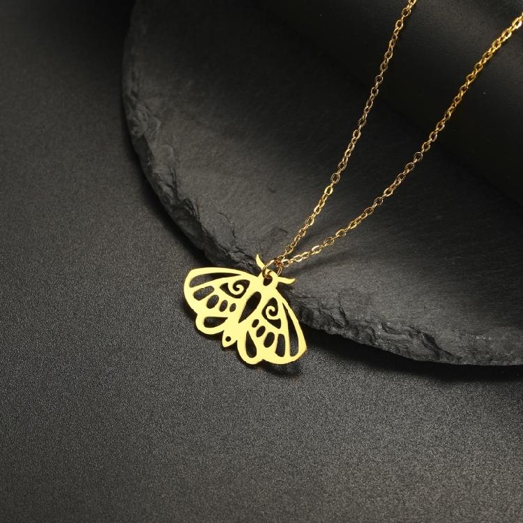Unisex Aesthetic Punk Style Moth Necklace Elegant Gothic Style Necklace with Animal Pattern Pendant for Fashion Lovers
