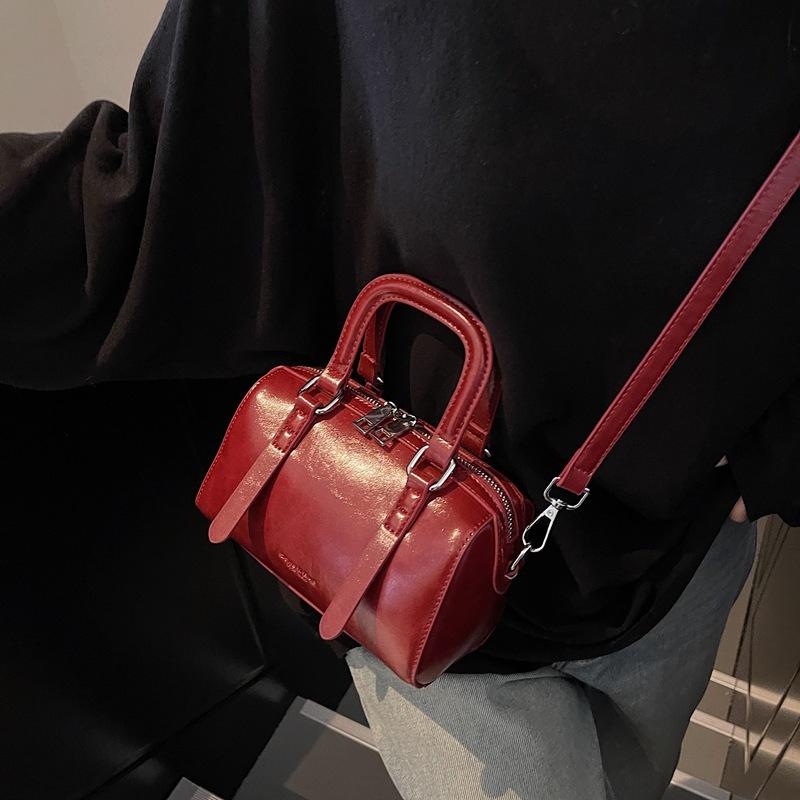 Portable Oil Wax Leather Pillow Bag Women'S Spring Fashion Versatile Shoulder Bag High-End Messenger Bag