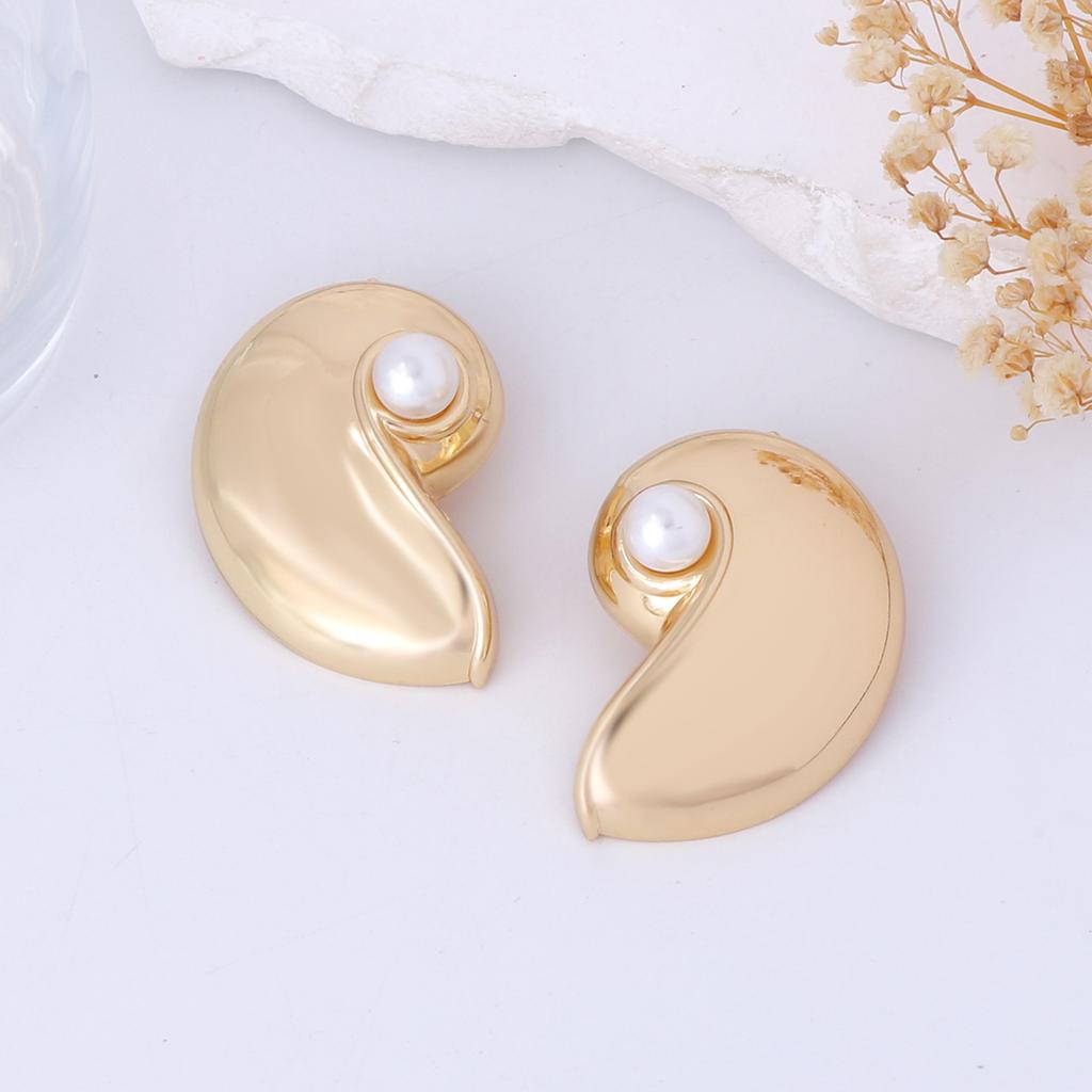 Simple and fashionable, inlaid pearl-like metal conch stud earrings, casual and versatile, vacation style for girls