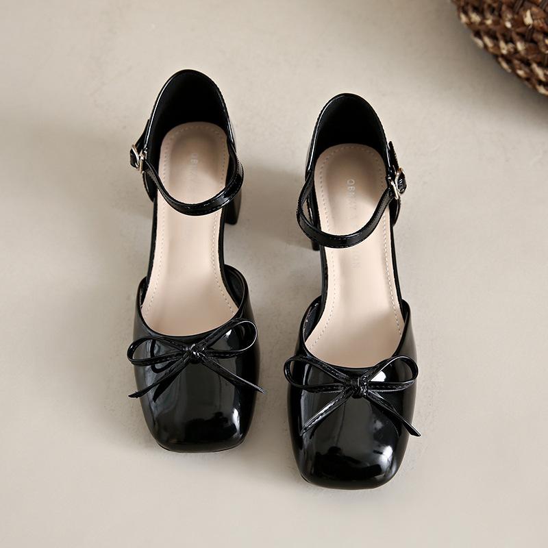 Fashion Versatile Pointed Thick Heel High Heels Women's 2025 New Bag Head Fairy Style Temperament Socialite Hollow Sandals