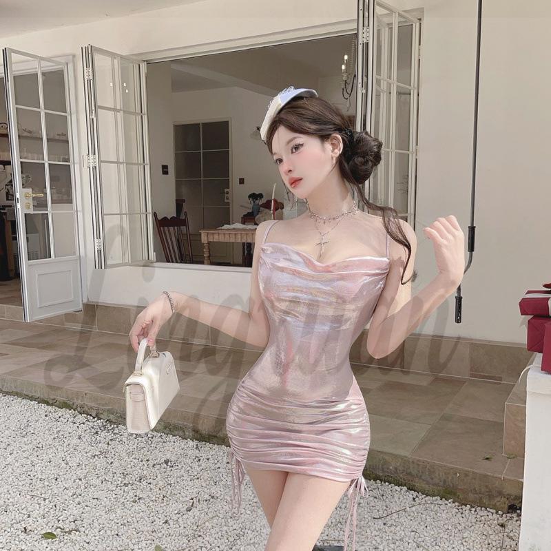 Tief ausgeschnittenes glitzerndes Bodycon-Kleid mit Spaghettiträgern