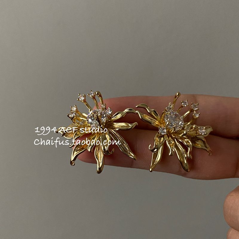 

Chai Fu Studio/R722 French style Light Luxury Zircon Embellished Flower Stud Earrings Niche Three-Dimensional Metal Style Earrings Silver a pair
