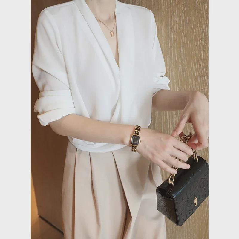 Asymetrické tričko s výstřihem do V s elegantním designem