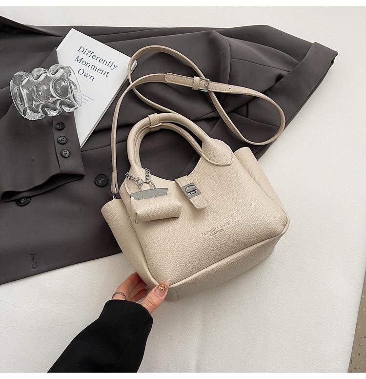 

2025 high-end niche bucket bag women s fashion versatile simple light luxury handbag daily commuter messenger bag хакі