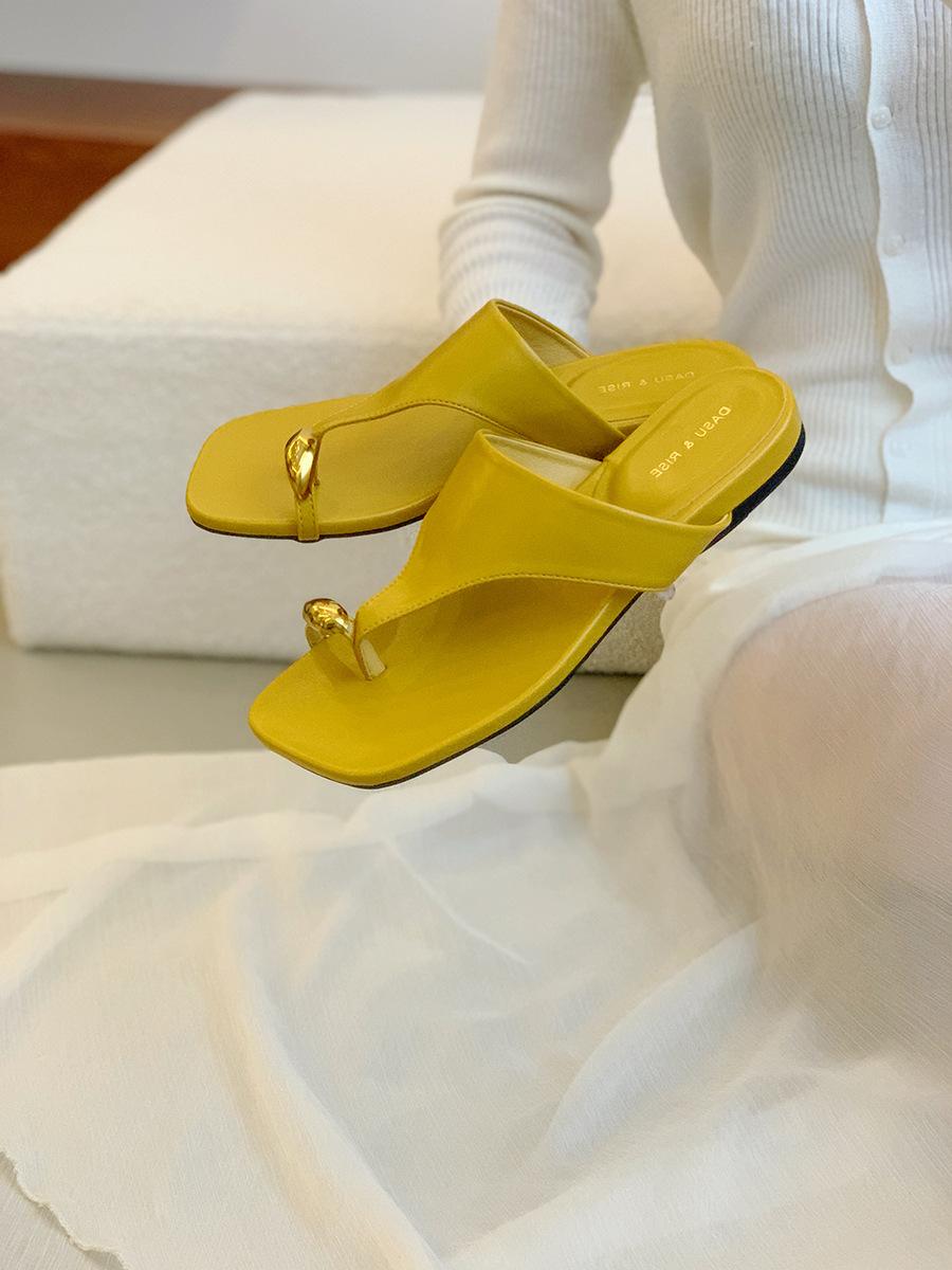 

Wedge heel thick sole red toe slippers women s summer wear 2025 new holiday skirt French stunning square head sandals 35 жёлтый