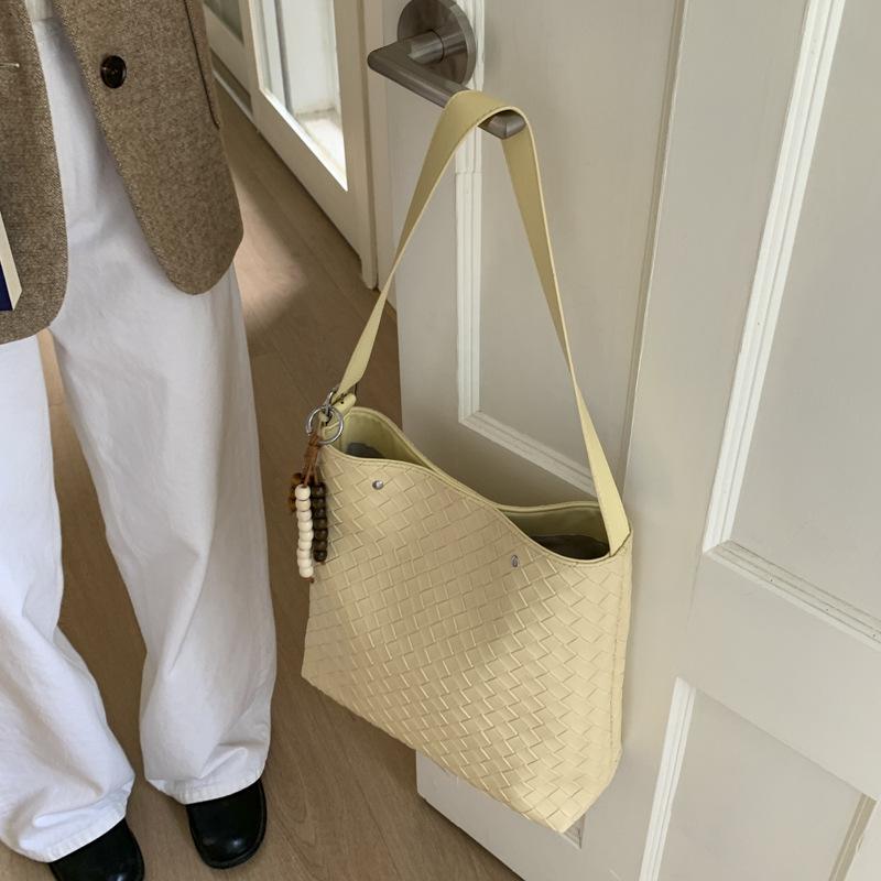 Large-capacity cross-body braided bucket bag for women 2025 pre-autumn new high-end commuter underarm bag tote bag