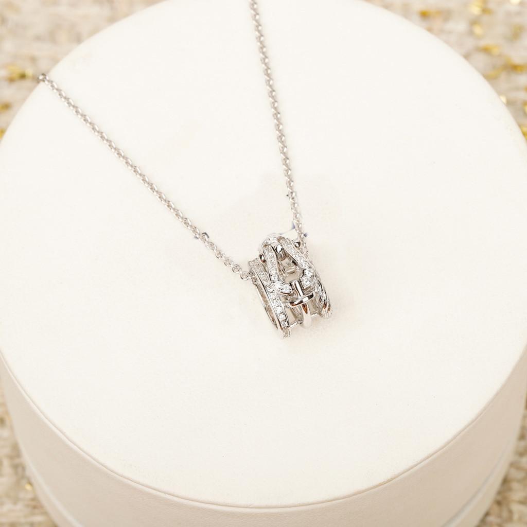 

Horseshoe pendant necklace with diamond embellishment on the chain buckle, thick gold electroplating for longer color retention серебряный