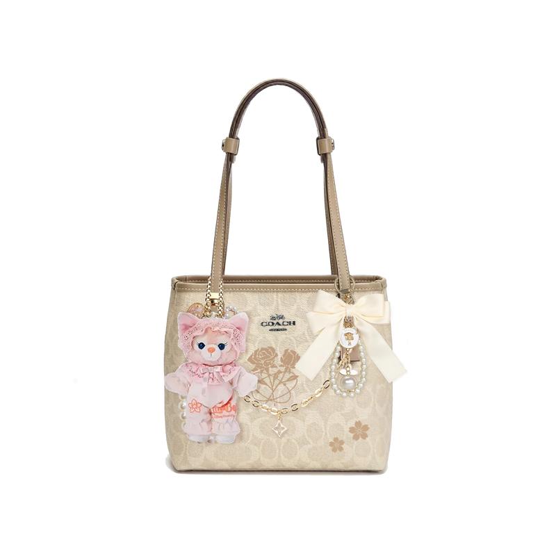 

COACH shoulder bag [Customized bag] City 23 classic presbyopic metal logo, printing, bow, doll pendant, four-leaf clover Half day leisure basic outfit золотий