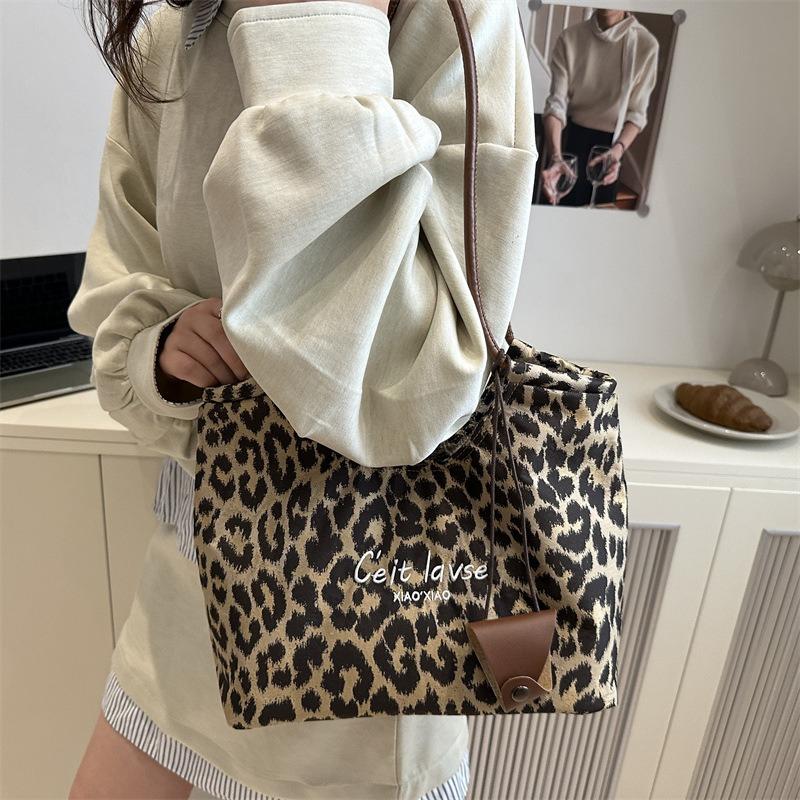 Large Capacity Leopard Print Autumn New Tote Bag Women's Commuter Shoulder Bag Fashionable, Casual and Lightweight