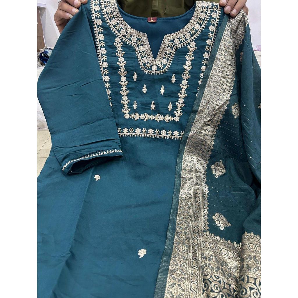 Představujeme krásný těžký set, který je s propracovanou ruční výšivkou, Zari tkaním . Hodí se k nim odpovídající kalhoty a jecard Dupatta.