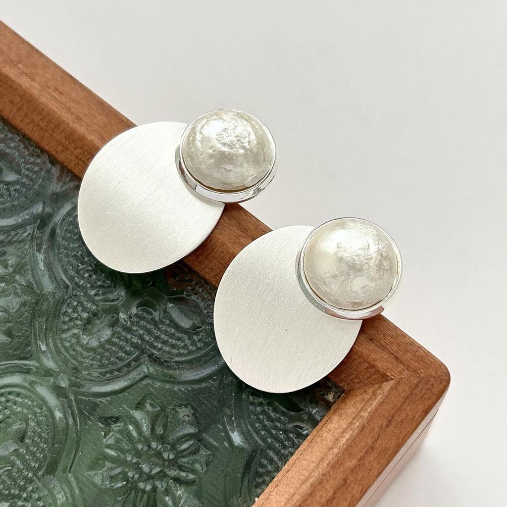 Elegant Pearl Stud Earrings for Women - Versatile Gold Design, Perfect for Everyday and Special Occasions.