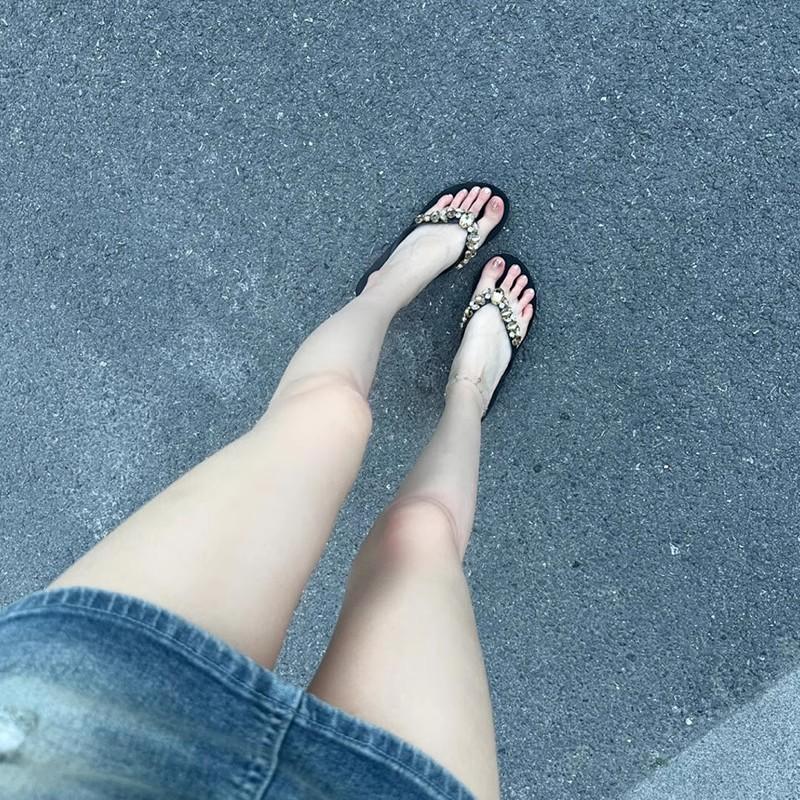 Rhinestone thick-bottomed flip-flops women's summer new outer wear fashionable heel non-slip seaside beach cool slippers