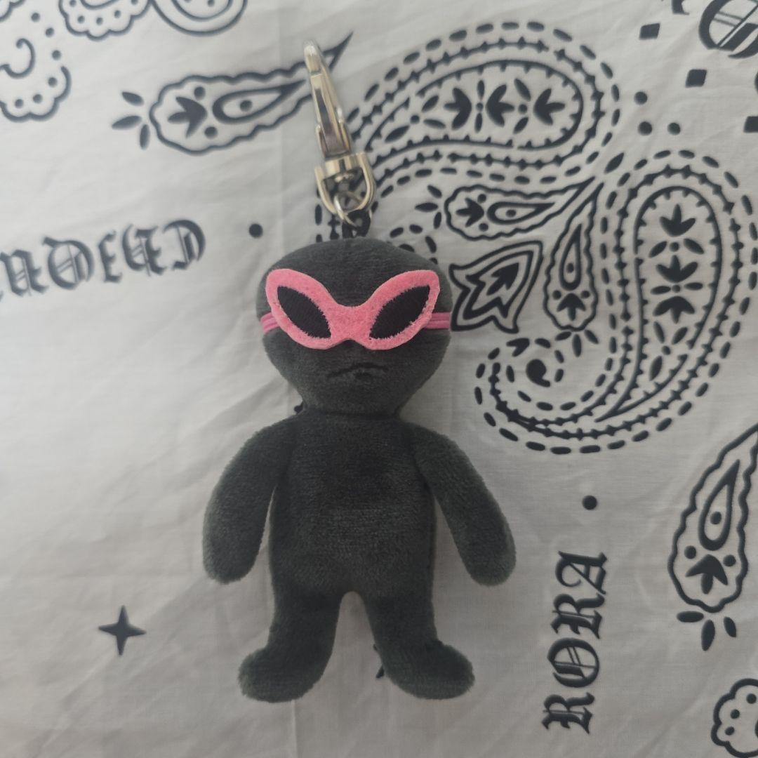 

[USED] HOODHOOD Alien Keychain CHARCOAL (No Box)