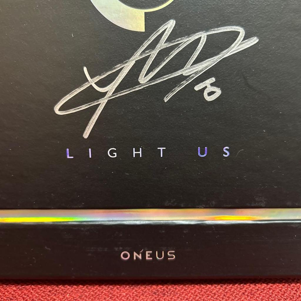 [USED] ONEUS Light us Hwanwoong autographed