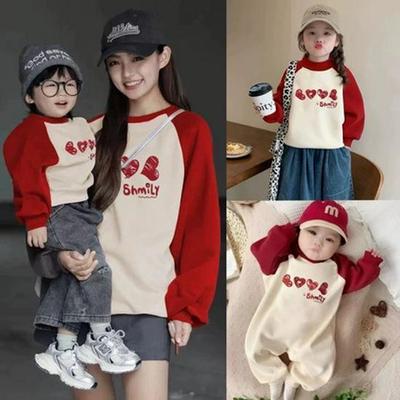 Herbst Familienporträt Streetwear: Fleece-Sweatshirts mit Herzmuster & Baby-Strampler für Eltern-Kind