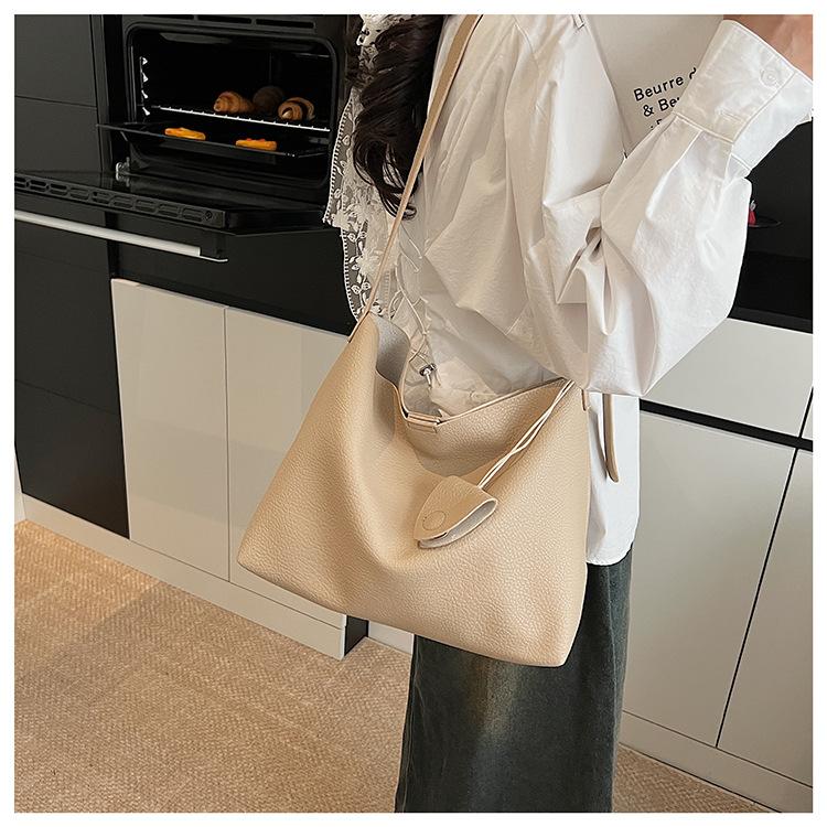 Large capacity bag women's new trendy shoulder bag fashionable women's bag high-end sense work commuter messenger bag