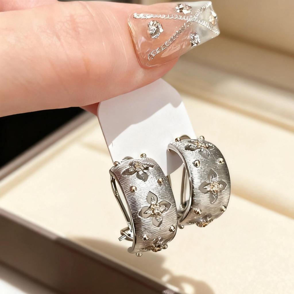 Miki Retro náušnice z broušeného kovu: Luxusní duté náušnice s designem těžkého průmyslu.