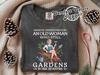 Ne sous-estimez jamais une vieille femme qui jardine encore dans les années soixante-dix Shirt, Chemises Pour Mamans Jardinières, Cadeau Jardinier, Chemises à Plantes Pour Femmes
