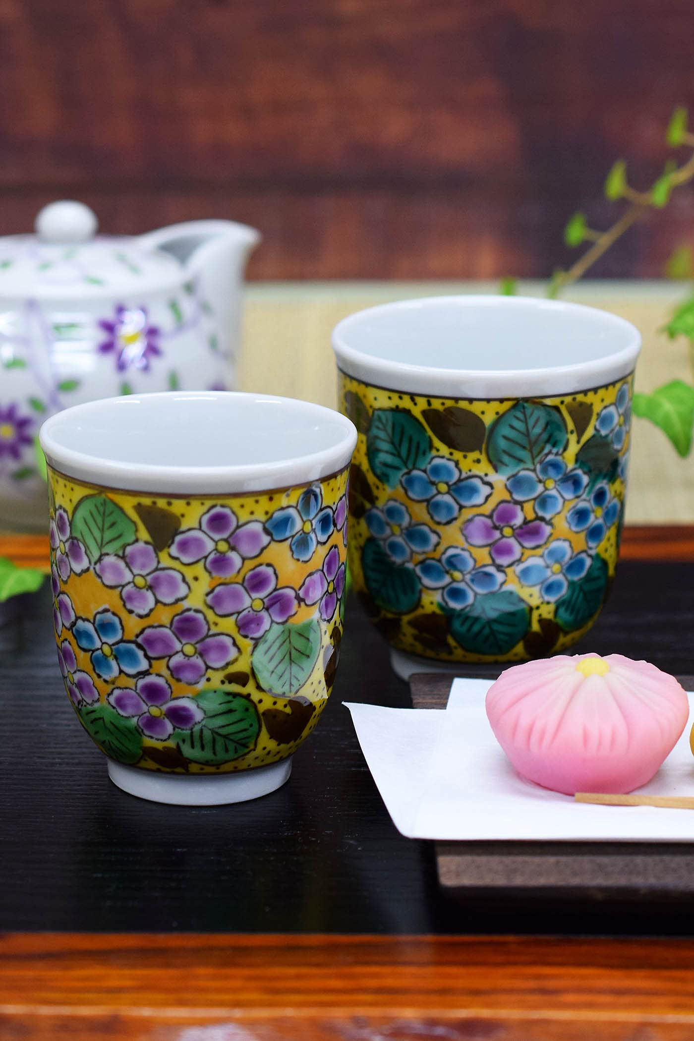 

Waza no Kura: Stylish Kutani Ware Teacups, Couple s Teacup Set, Yoshidaya Hydrangea Design, Brand Name, Japanese Tableware, Made in Japan