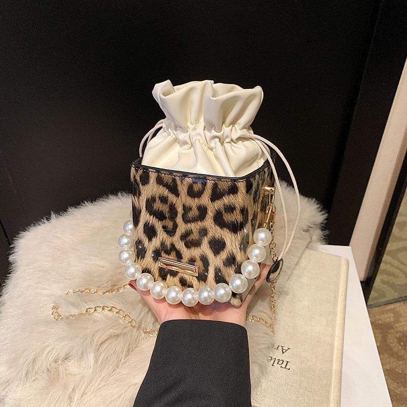 

Personalized fashion, foreign style, popular niche design, large capacity 2025 new trend, portable spring messenger bucket bag хаки