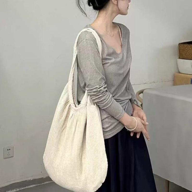 

Niche design pleated texture shoulder bag large capacity casual versatile Korean simple tote shell handbag белый