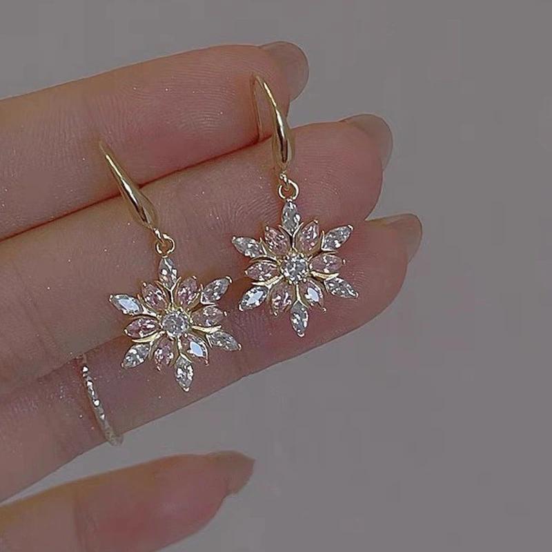 

Luxurious Sparkling Zircon Snowflake Pendant Earrings, Suitable for Ladies Elegant Temperament Christmas Party Jewelry Gifts