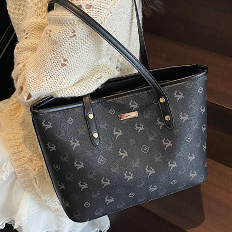 A Large-capacity and Stylish Tote Bag for Fashionable College Students' Classes