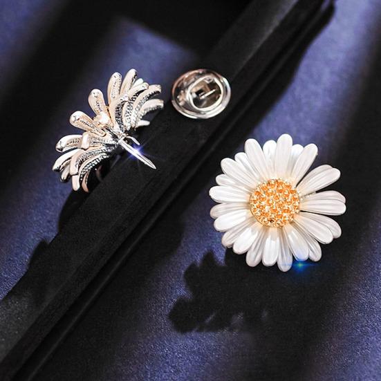 Women Brooch Sparkling Rhinestones Chrysanthemum Shape Lapel Pin Suits Coats Bags Scarves Badge Versatile Accessory