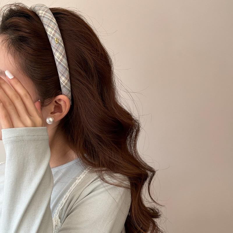 Grid-style Hairband with Wide Edge and High Crown, Made of Sponge Material, Featuring An Elegant Metal Buckle and Knitted Design.