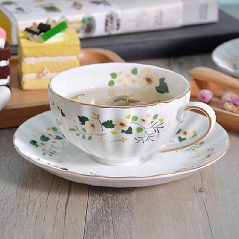 Einfache Tasse Britischer Schwarzer Tee Floral Keramik Kürbis Tasse und Untertasse Nordischer Stil Kaffeetasse und Untertasse Set