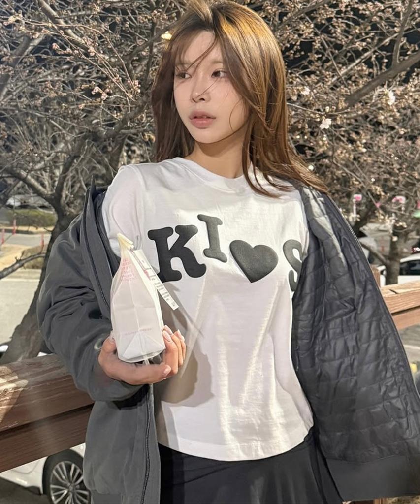 Kimseupeulesikoteunmakes Bumpy Kiss Logo T-Shirt White